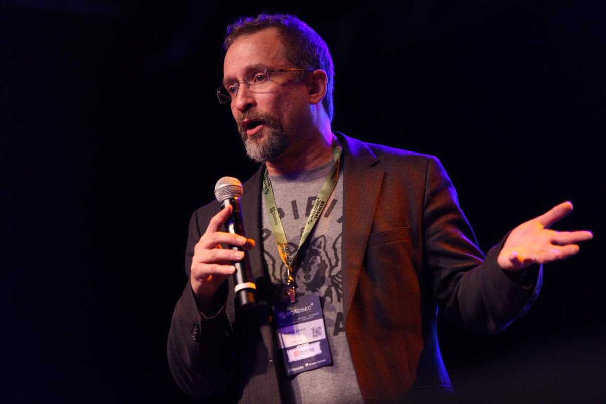 roadsec's tweet photo. Um dos primeiros palestrantes do dia, Peiter Zatko, mais conhecido como @dotMudge, falando sobre autenticação, senhas, segurança e atualização de software e métricas no #Roadsec2019! 🖥⌨️📁 https://t.co/KHIfLRvXl6