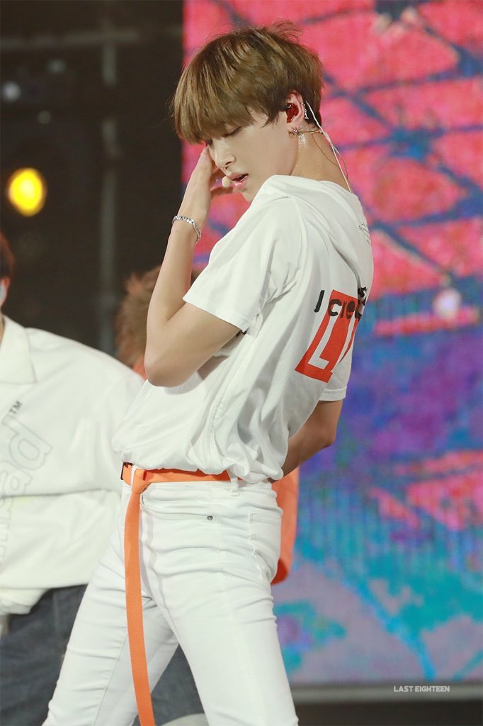 Im telling you guys this day was a good day for haechan legs and haechan proportions! You gotta watch his fancams on this day!