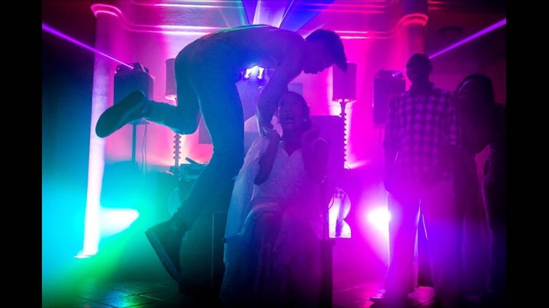 TMI_Uruguay's tweet photo. 'This is what happens when u marry a Shum😏✨🤘🏾#lapdanceandlasers #mypony #hesplithispants #bestdayever #getyouamanthatcandance #trustmeladiesandgents #isalapdancemyanniversarypresent #ifsothentherebetterbelasers'
@Shelby_Rabara @HarryShumJr #Halby #RelationshipGoals

#ShadowFam https://t.co/I8HhSAxuTn