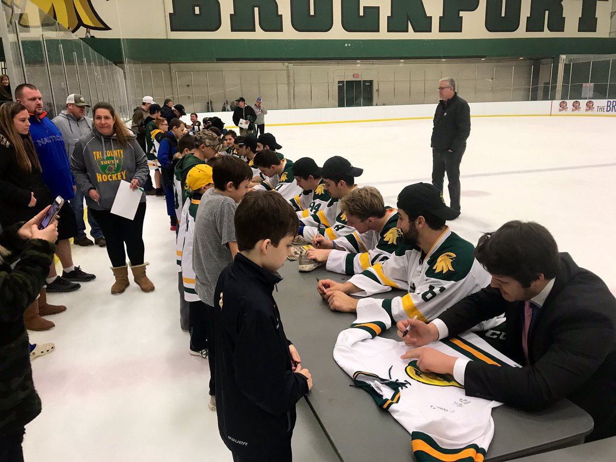GoldenEaglesHky's tweet photo. Win or lose our @GoldenEaglesHky players make sure to take care of our little Eagles 🦅 

#CommunityGuys | #TalonsUp | @BportAthletics https://t.co/c8GZCHECNe