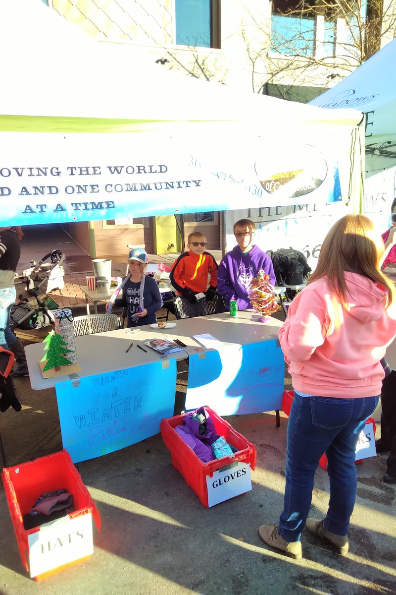 ocdevo's tweet photo. South Ridge K-Kids collecting Jackets, socks and gloves at the Castle Rock Star Lighting. @SouthRidgeElem https://t.co/MC32zx1Cbw