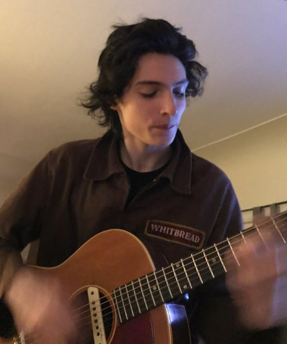 StrangerWorldT's tweet photo. Nueva foto de Finn Wolfhard tocando la guitarra en Instagram📸💘🎸 https://t.co/O5i28TZirt