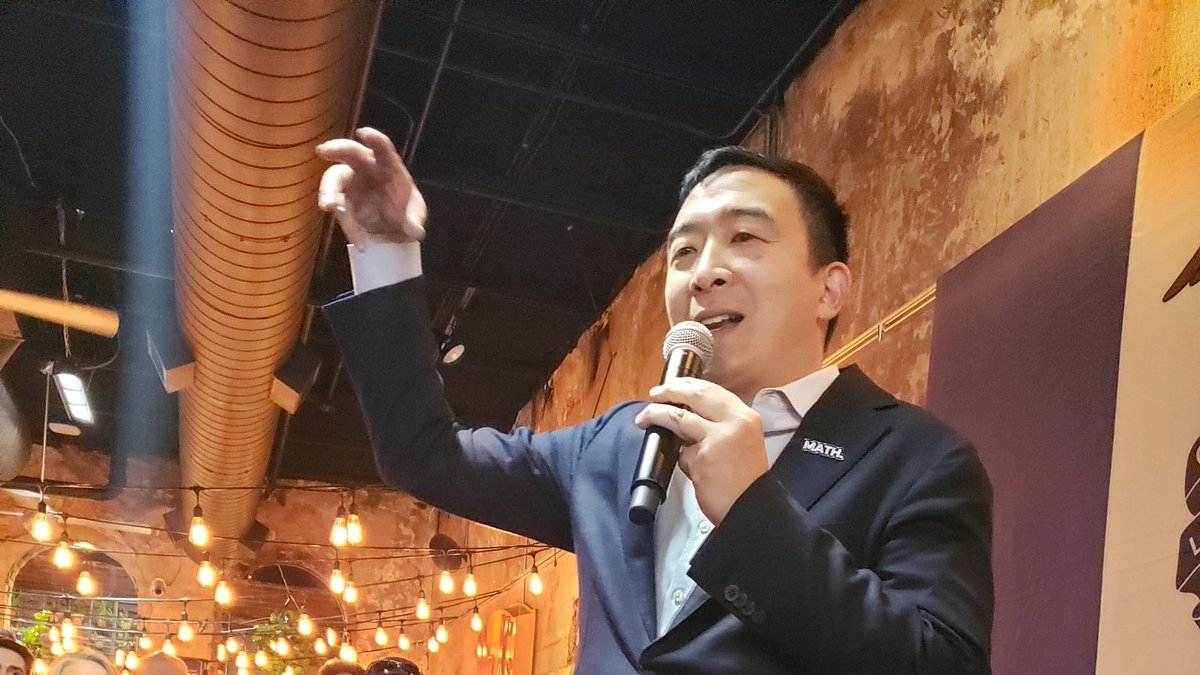 Caught <a href="/AndrewYang/">Andrew Yang🧢⬆️🇺🇸</a> red handed doing the claw at the Council Bluffs rally today!! #YangGang @DSMYangGang