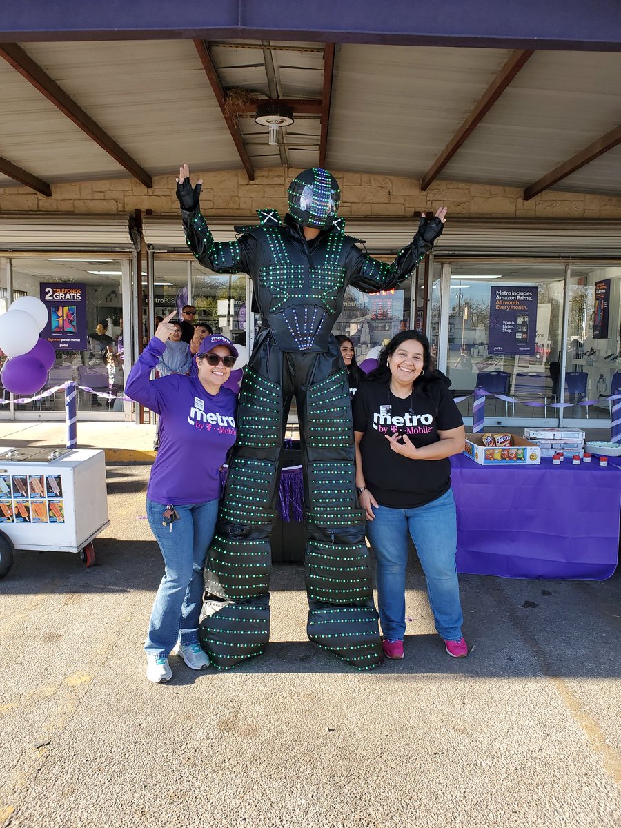 LimonZabrina's tweet photo. DMW holiday kickoff event! #team #purplelife #awesomenes #lotsofprizes #metrobytmobile #funtimes @mick4077 @melb2606 @tjtscgkt @LauraRa_satx @ninjelicalu https://t.co/aeYjmTYBnf