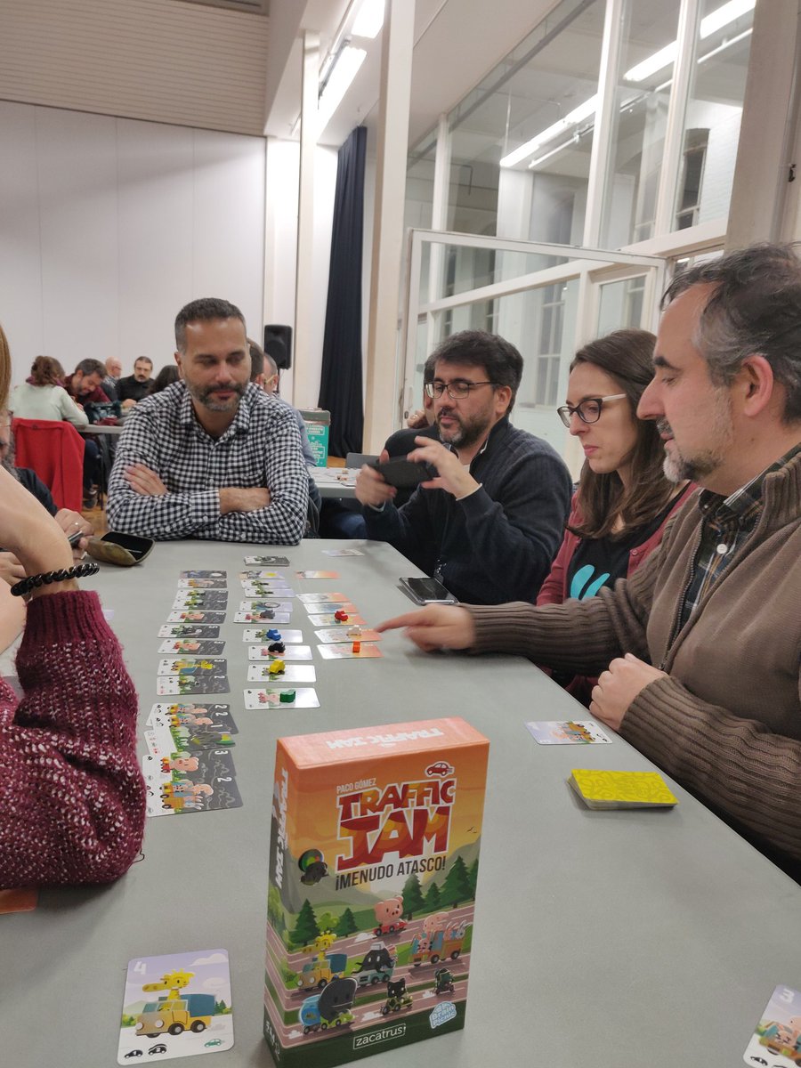 MeritxellNieto's tweet photo. Al #DAUNIT descobrint #TrafficJam amb el seu creador @PacoGomez_Games 🚕🚗🚘🎈🐈 #DAU19 https://t.co/UACBHbvf2n