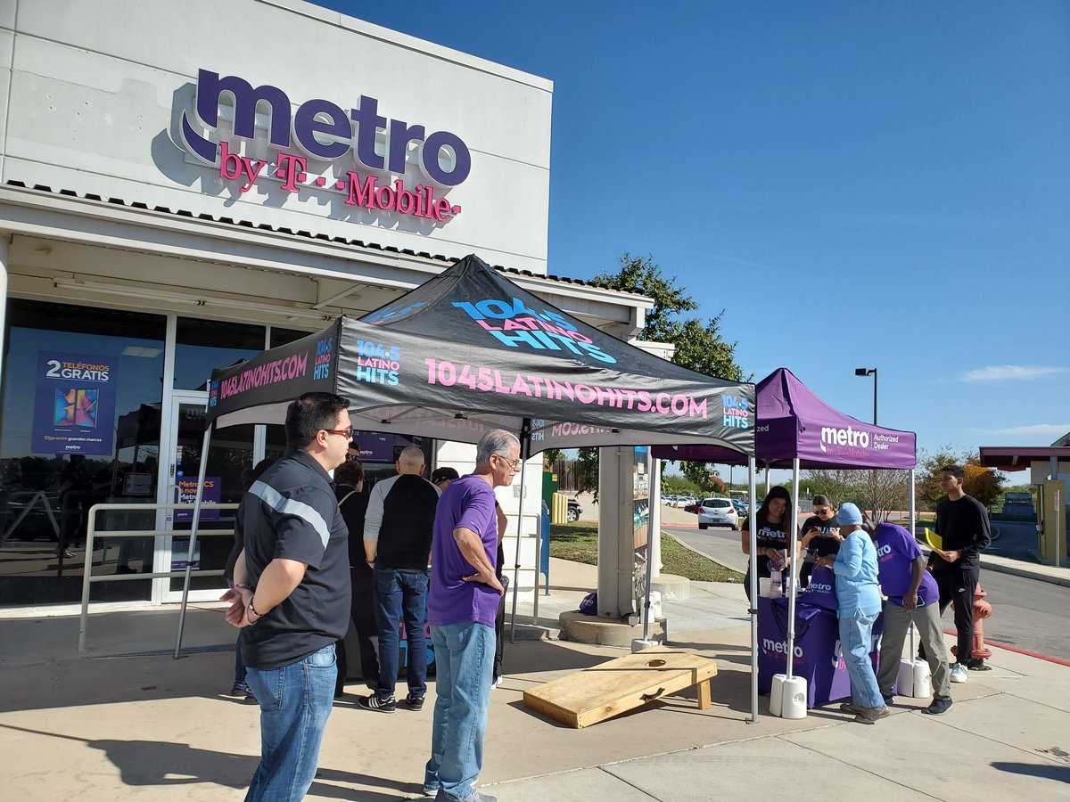 LimonZabrina's tweet photo. Holiday bonus giveaway with IHeart radio at CUSA 902 Kitty Hawk store. ππ #metrobytmobile #team #greatpromos #purplelife #SanAntonio #wearemetro @mick4077 @melb2606 @IlsaVargas @TracyLangeMetro @LauraRa_satx @tjtscgkt @ninjelicalu @abelibar01 @JessePerez210 https://t.co/SmarwScR9Z