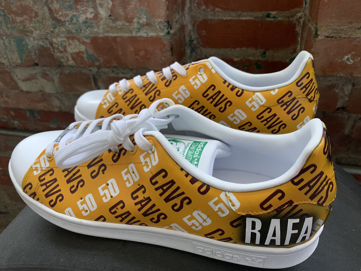 ElalcaldeRafa's tweet photo. I’m officially in the @SolesBySir #1of1 family. I feel like #MoonlightGraham getting that at bat in #FieldOfDreams. Of course I took the opportunity to celebrate the @Cavs 50th season for my debut #1of1. #Cavs50th #LegendaryKicks #Costumized #ClevelandWeekend with #TheMan https://t.co/WhXo8OIBv8