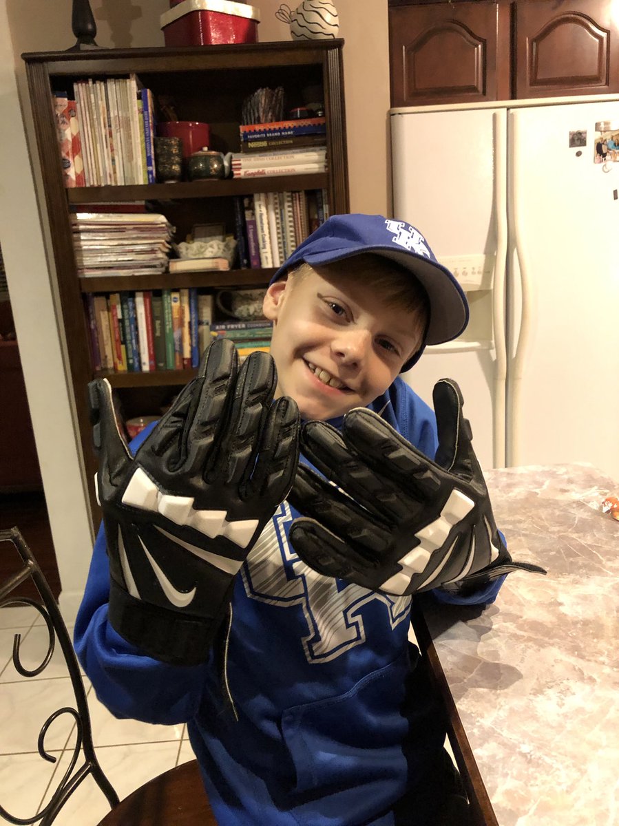jonathanstan's tweet image. My son says a big thanks to @LBStenberg for the gloves after tonight’s win. #BBN #WeAreUK
