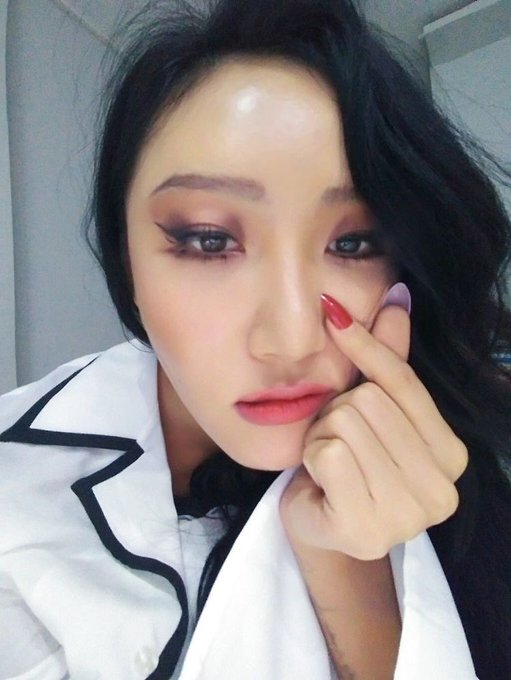 TY21Ent's tweet photo. A fan asked Hwasa whats her favorite song of 2NE1 , after 8 - 10 seconds thinking Hwasa said "All of them"  true Blackjack https://t.co/3dpeq9LHBW