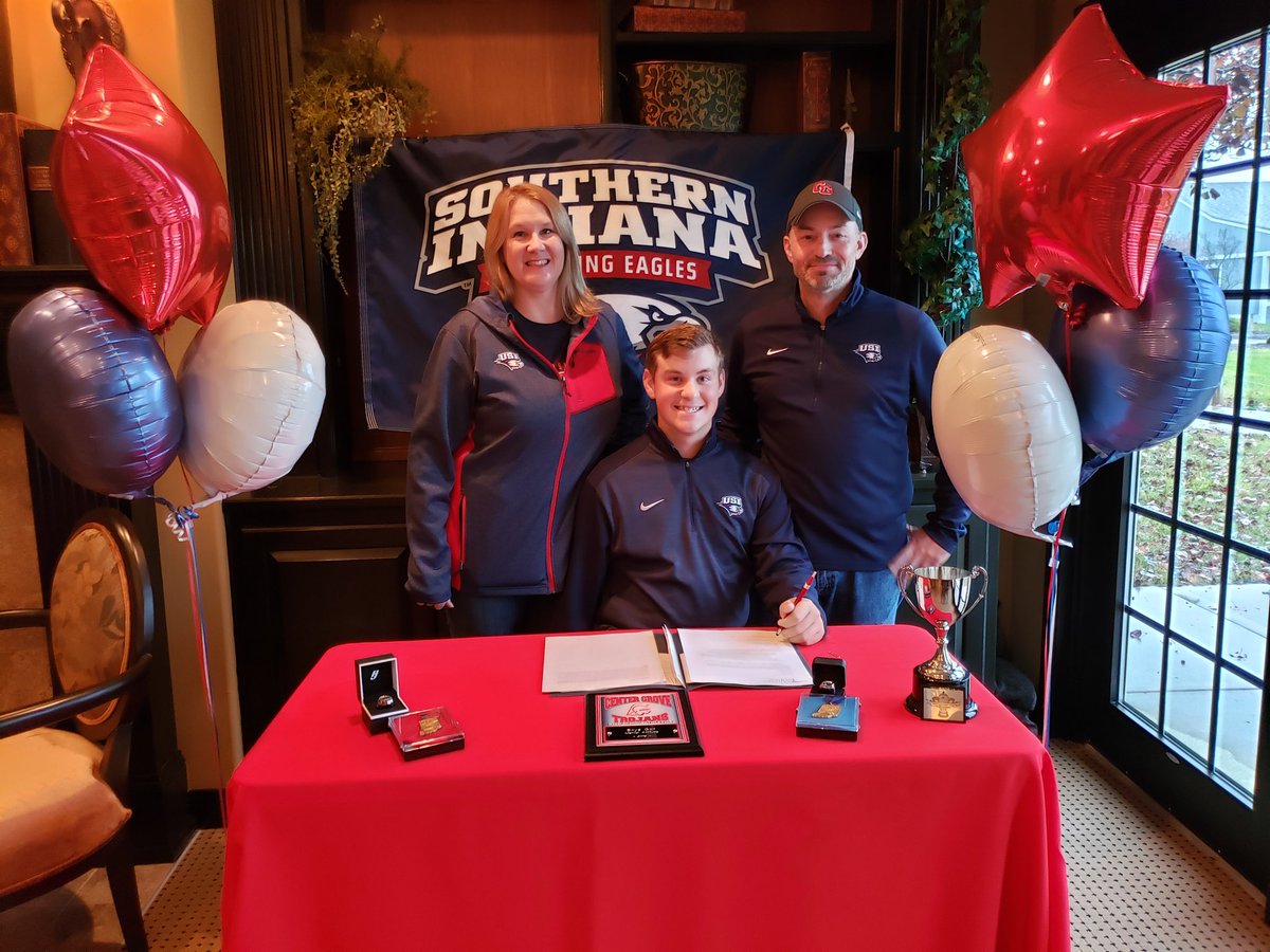 peytonshort's tweet photo. Officially signed my #NLI today to play golf for @USIAthletics. Thanks to everyone who came today and celebrated with me and my family #USIBound #ScrEaglePride https://t.co/EQMIY2IAT7