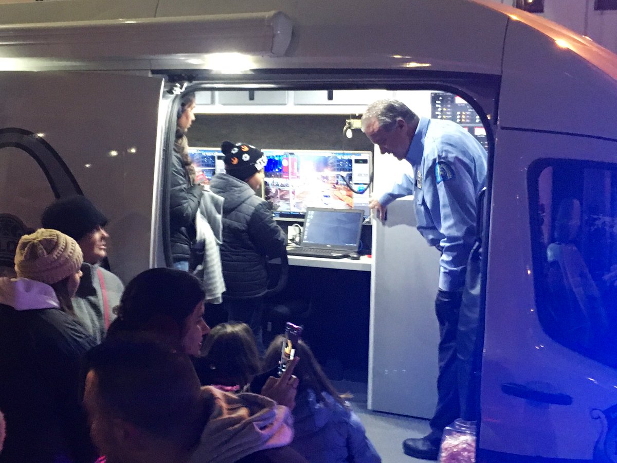SLMPD's tweet photo. @CFDstlfd ๐๐ stopped by #STLPolarCops ๐with his grandchildren for some frozen treats ๐ฆ@AmerenMissouri Festival of Lights๐ alongside of our Mobile Police Station. ๐จ๐๐ฆ๐ https://t.co/iTLNIG77Sn