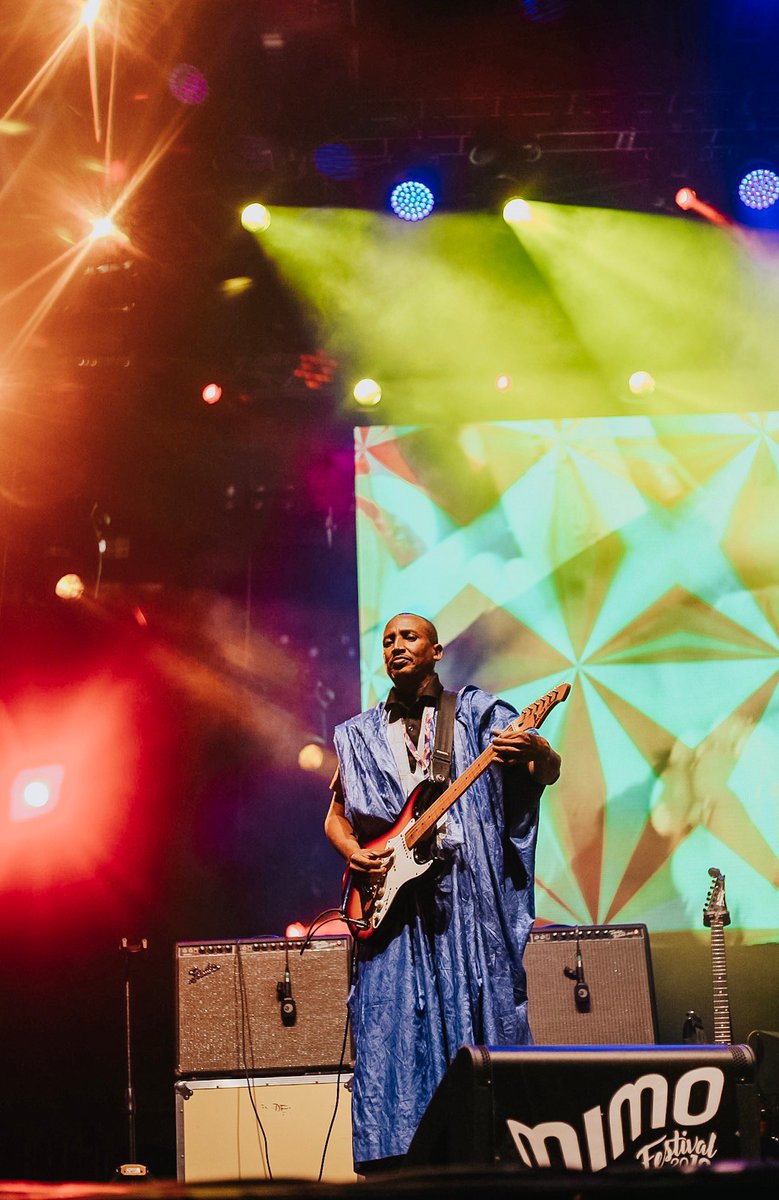 mimofestival's tweet photo. Foi lindo o intercâmbio cultural proporcionado por Noura Mint Seymali no palco do #MIMOSP. O show da cantora mauritana foi uma nova experiência musical, que somou timbres de guitarra cheios de personalidade com uma voz carregada de regionalidade. https://t.co/TXK8ytzMp4