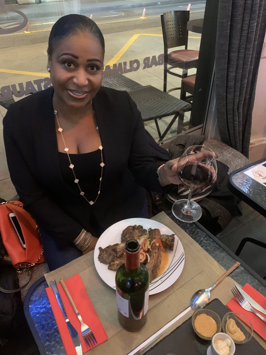 LEFHOENIX's tweet image. Au 11 rue des Pâquis à Genève, une merveille africaine fait ravage, le Fhoenix Café, un bouillon de culture et de cuisine afrocaribéenne unique... avec aux commandes Maître Niang Fiang..