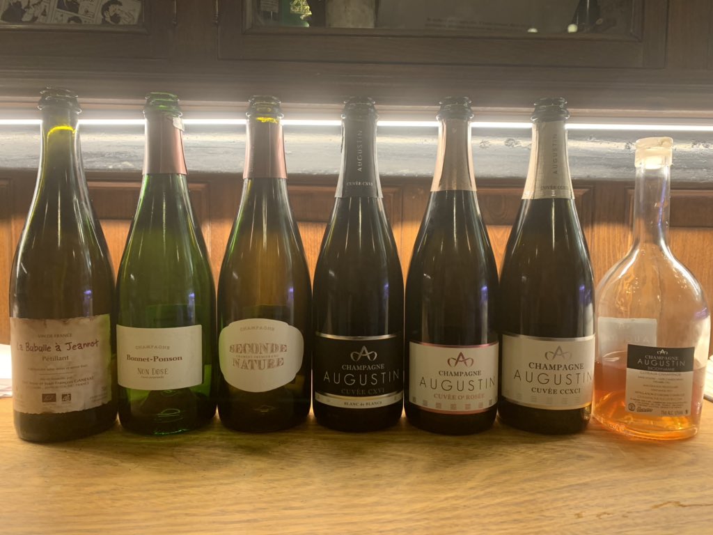 Magnifica noche, una vez más, en la parroquia <a href="/BodegaCigalena/">Bodega Cigaleña</a> con gran compañía y aprendiendo del párroco @CondeLaya