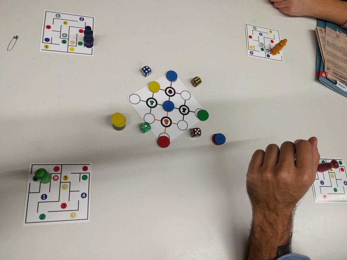 esanoestuficha's tweet photo. #Colorinto Cómo no iba a estar con José de @MasQueOca hemos empezado la partida a 2 jugadores y la hemos acabado a 4 con Gemma y Thomas. Encantado de conocerte!! Espero que #testees el #prototipo 😁
@DAUBarcelona @asociacionludo #juegosdemesa #gamificacion https://t.co/Hcvl8U5euw