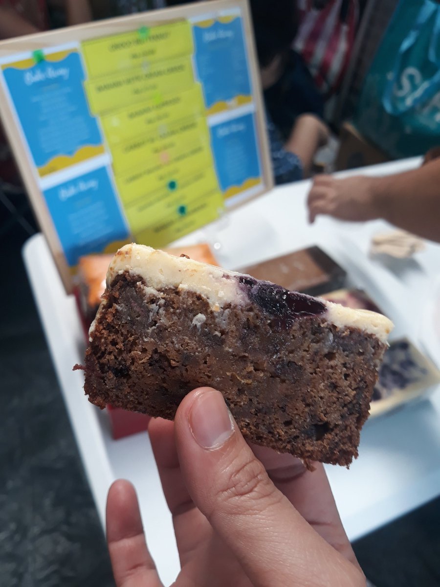 poshsoph's tweet image. Banana Blueberry freebie from Bake Away 🤤

Visit our booth (D3) here in Valle Verde 5 Covered Court today til 8pm!

#ClassyWandererXBakeAway #HolidayBazaarMNL #BazaarPH