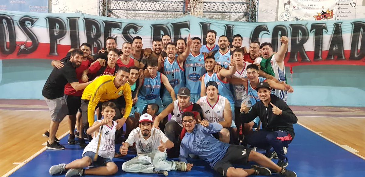LaMorettiTw's tweet photo. [AMARGADILLO] En un encuentro que el visitante llevaba 11 puntos de ventaja, el Suizo remontó y se quedó en primera mandando al descenso a Saladillo (JAJAJAJAJAJA COMO TE VAN A DAR VUELTA 11 PUNTOS). La figura? El Valen Gerez, no sé cómo jugó pero cantaba y jugaba al mismo tiempo https://t.co/JkGF0U5vP1