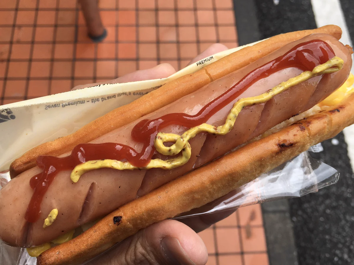 試す価値あり？「たっぷりコーンスティック」に「BIGポークフランク」を挟んで食べると美味い！