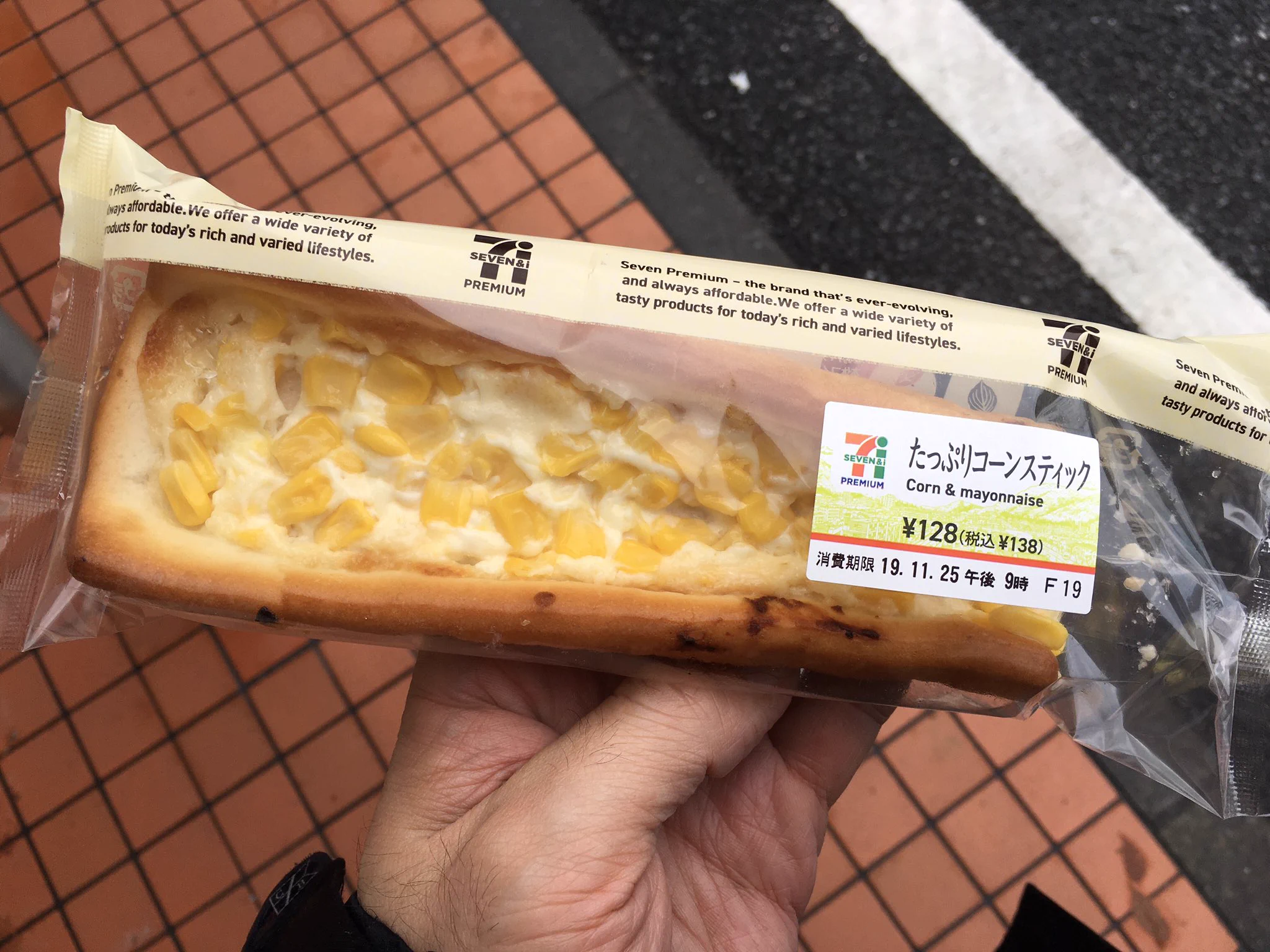 試す価値あり？「たっぷりコーンスティック」に「BIGポークフランク」を挟んで食べると美味い！