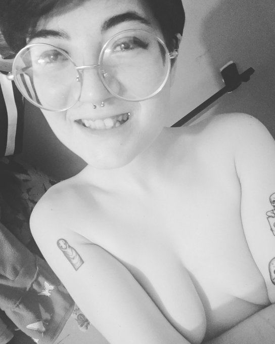 I'm cute af, come spend time with me 👽✌️ https://t.co/B13Tl11MPJ<a href="/tag/snapchat"class="tags"><span>#snapchat</span></a><a href="/tag/cammodel"class="tags"><span>#cammodel</span></a><a href="/tag/smallaccounts"class="tags"><span>#smallaccounts</span></a>
