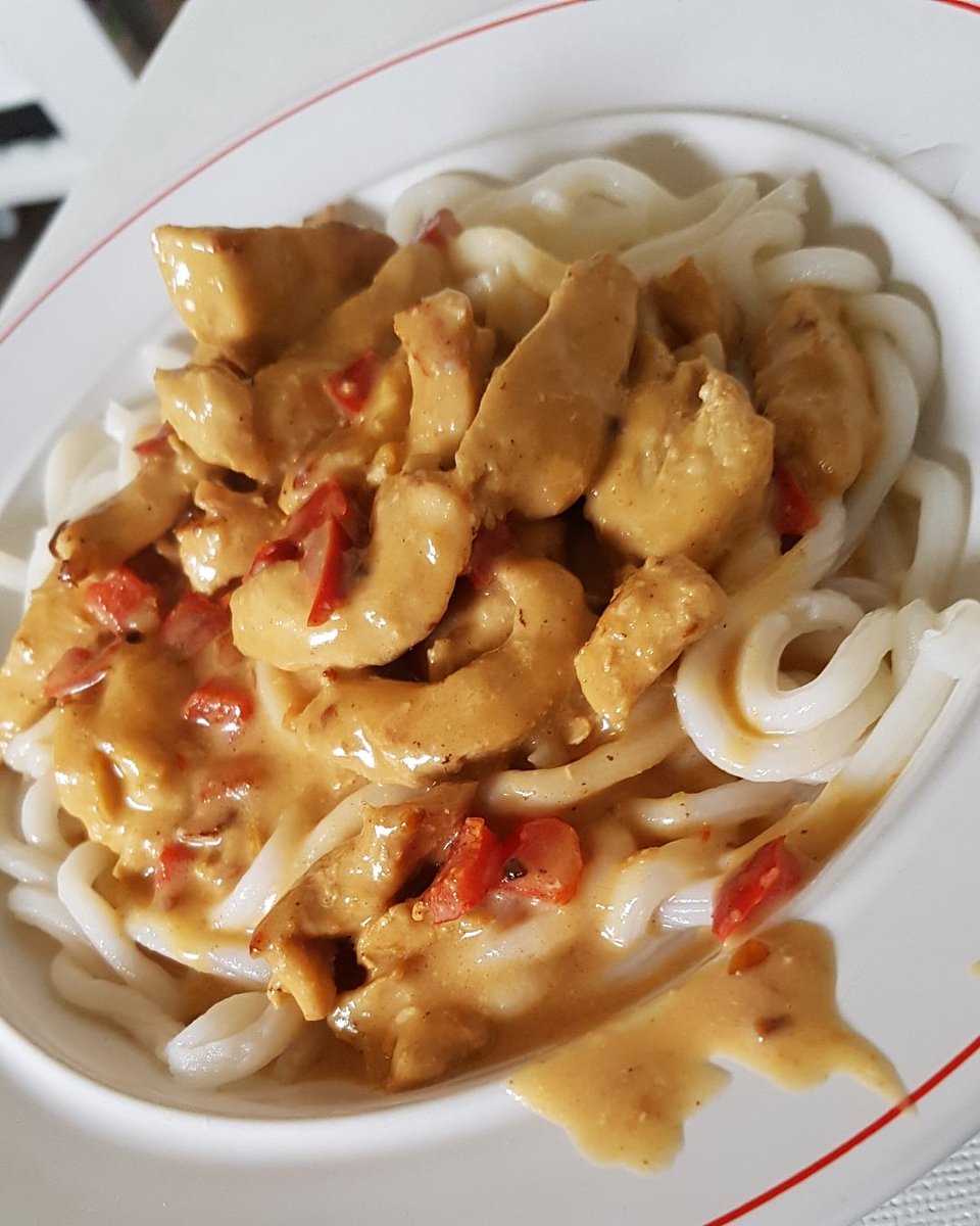 Karinchan1206's tweet photo. Bin gerade voll motiviert hier zu posten. ☆☆
Hier unser Mittagessen von gestern.
Udonnudeln mit Satehühnerfleisch. Soo lecker und simpel. *w*
#foodporn #selfmade #japanesekitchen #udon #sate #satechicken #yummy #paprika #satehühnerfleisch https://t.co/SzKRZC5VMy