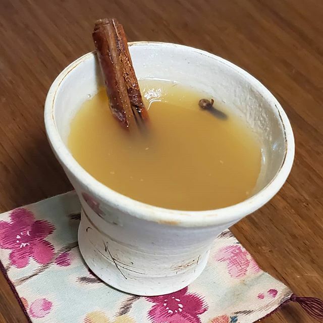 JasnTru's tweet image. Found some reasonably priced unfiltered New Zealand apple juice (jazz and fuji) at Tokyu store recently so I made some hot mulled spice cider for the family. Ginger, cloves, cinnamon, mainly. #mulledcider #mulledspice #hotcider #applejuice #熱燗 #リ… ift.tt/2qw8MgJ