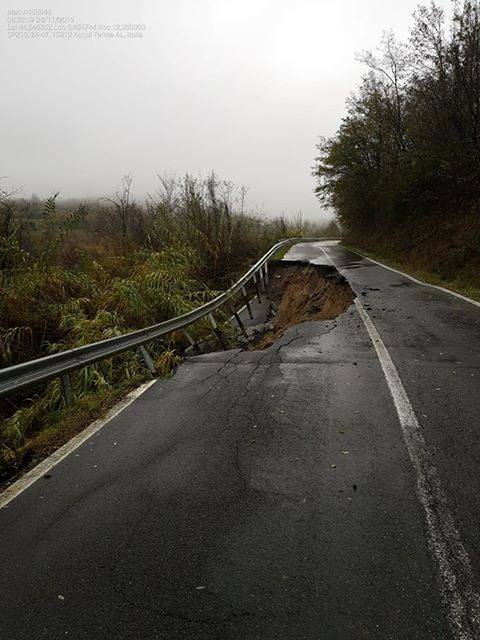 PCProvAL's tweet photo. La #frana che ostruisce la #sp210 in comune di #AcquiTerme #allertameteoPIE https://t.co/oJ0XAKlMdQ
