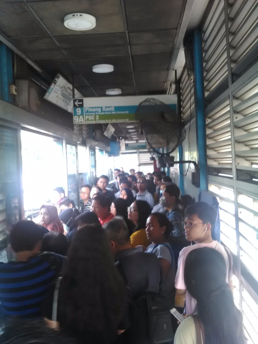 stev_lau's tweet photo. @PT_TransJakarta @jokowi @aniesbaswedan 
Ini gimana di halte podomoro city arah slipi jam 14.55 penumpang numpuk sebanyak ini, kemana armada traja nya? Apakah pada nyandar atau gimana? Tidak terlihat satupun traja, tolong lebih saling berkoordinasi, ini pelayanan publik https://t.co/OWfJ6ngaA8