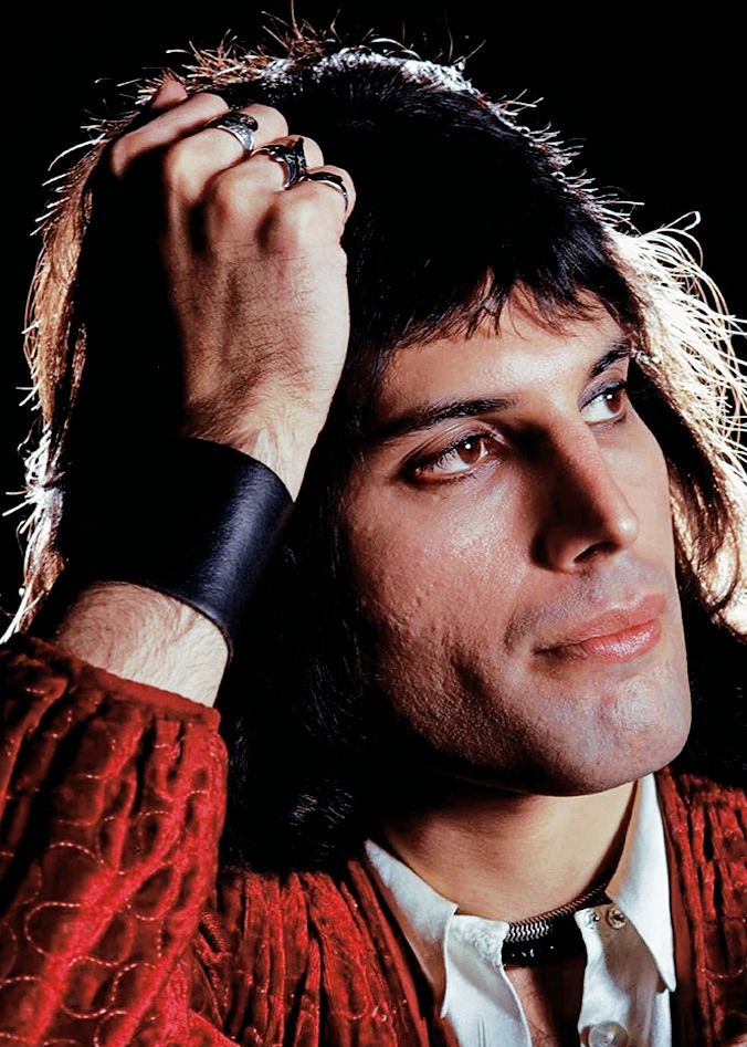 Queen - Too Much Love Will Kill You- 
From the Album "Made in Heaven" 
(1995)
     In Memory of 
#FreddieMercury  1946 - 1991
#24November 

(Photo: Mick Rock)

youtu.be/KwbcOsM6sdE