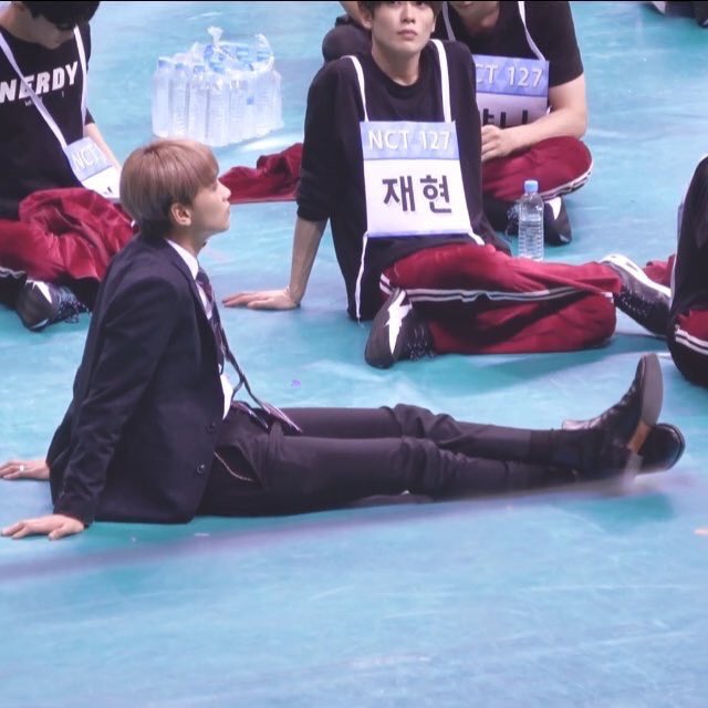 Haechan legs look extra long in the second pic