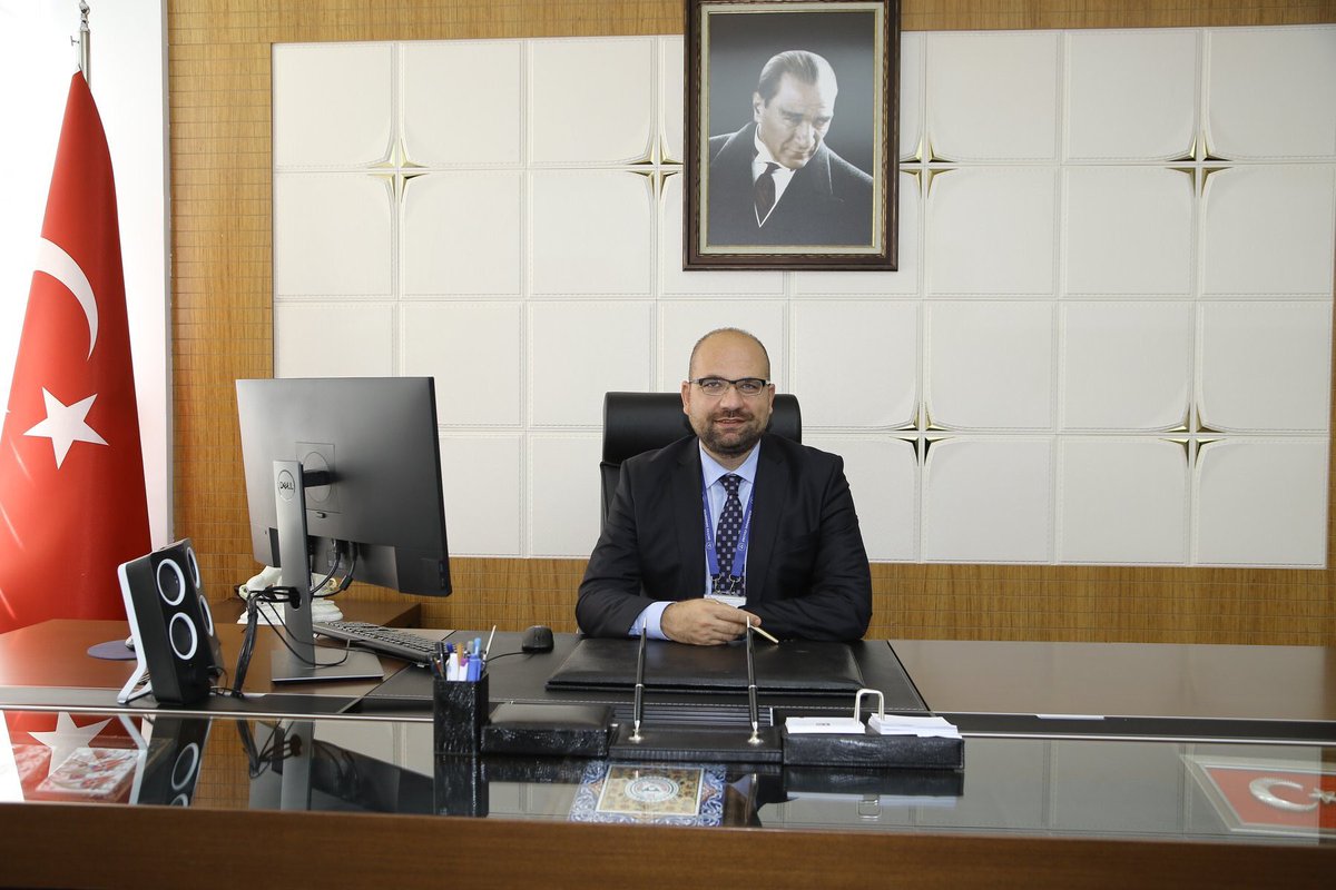 Başhekimimiz Prof. Dr. Ahmet Güney

Başöğretmen Gazi Mustafa Kemal ATATÜRK başta olmak üzere, aramızdan ayrılan öğretmenlerimizi saygıyla anıyor, hastanelerimizde görev yapan öğretmenlerimizin ve tüm öğretmenlerimizin 24 Kasım Öğretmenler Gününü kutluyorum.