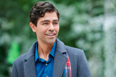 hallmarkchannel's tweet photo. Owen @adriangrenier is all about structure and schedules. Will Harper @KaitlinDday help bring him out of his shell this holiday season?? #ChristmasatGraceland #CountdowntoChristmas @VisitGraceland @ElvisPresley https://t.co/itvTPihiUl