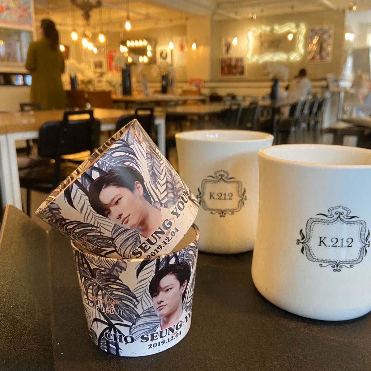 Salad_Seungwoo's tweet photo. K212cafeにやっと辿り着きました💖
エクワン皆のサイン入りの写真が展示されてたくさん撮らせていただきました。
ちょっと明洞の中心地からは遠かったけど広々としている生ユリの香りいっぱいのステキな空間でした🥰
#WeStandWithX1
#TogetherWithX1
#BigLoveForX1 https://t.co/BNryupss5Y