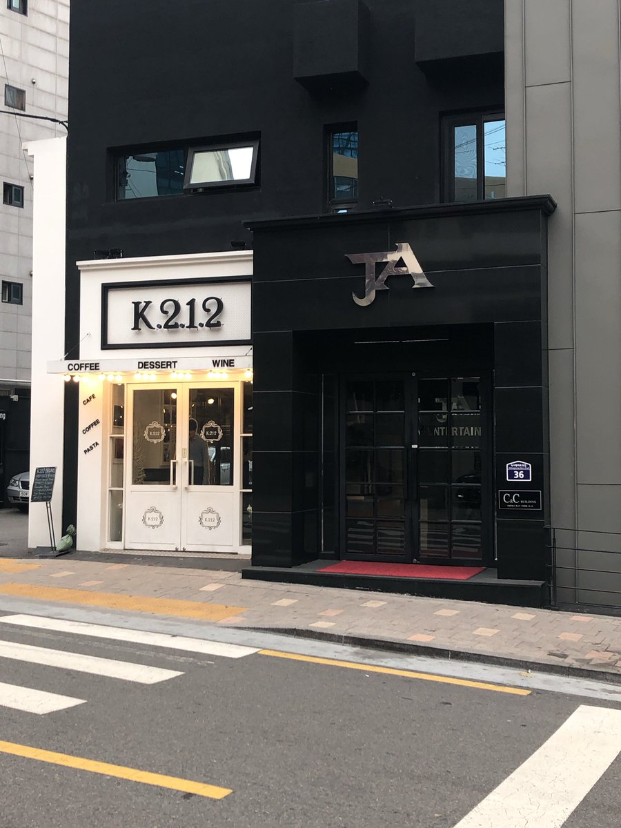 Salad_Seungwoo's tweet photo. K212cafeにやっと辿り着きました💖
エクワン皆のサイン入りの写真が展示されてたくさん撮らせていただきました。
ちょっと明洞の中心地からは遠かったけど広々としている生ユリの香りいっぱいのステキな空間でした🥰
#WeStandWithX1
#TogetherWithX1
#BigLoveForX1 https://t.co/BNryupss5Y