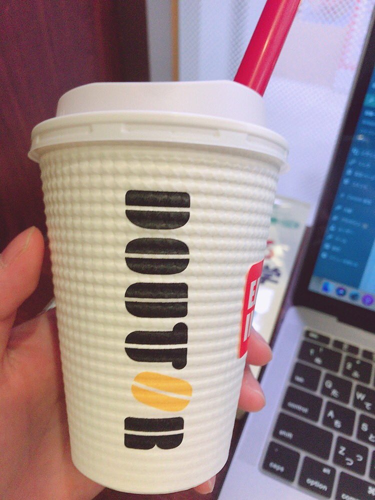 mitsublog's tweet photo. こんにちは

今日はドトールで作業してます！

最近発売の「温タピ」を飲んでみました！
温かすぎてタピオカが少し溶けてしまっている😭

後ろのおじさんもタピオカを飲んでいる！
なんだかホッコリします😊 https://t.co/oFpS0XtzBe