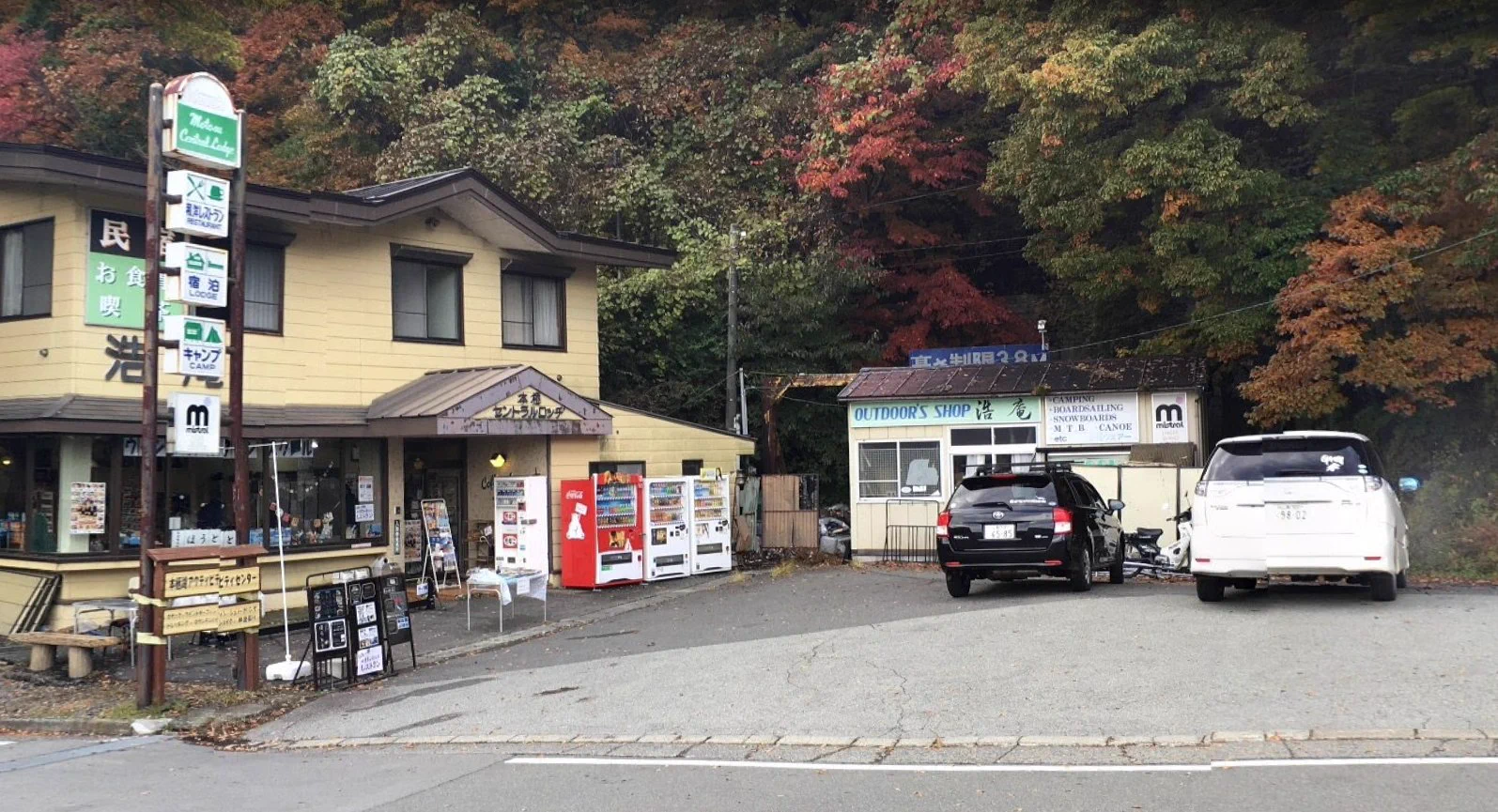 @kamua_loliiiii 本栖湖の浩庵ロッヂは自販機もあるが廃道もある。
真ん中の小屋の奥に高さ制限バーと青看が・・・ 