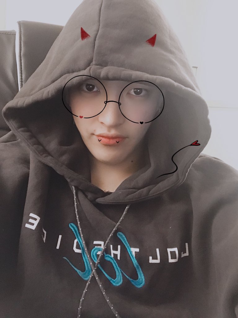 AteezRus's tweet photo. @ATEEZofficial Перевод:

[#Хонджун] Эйтини, что делаете~❓
#ATEEZ #에이티즈 
https://t.co/4CplSwVkRC