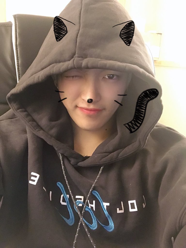AteezRus's tweet photo. @ATEEZofficial Перевод:

[#Хонджун] Эйтини, что делаете~❓
#ATEEZ #에이티즈 
https://t.co/4CplSwVkRC