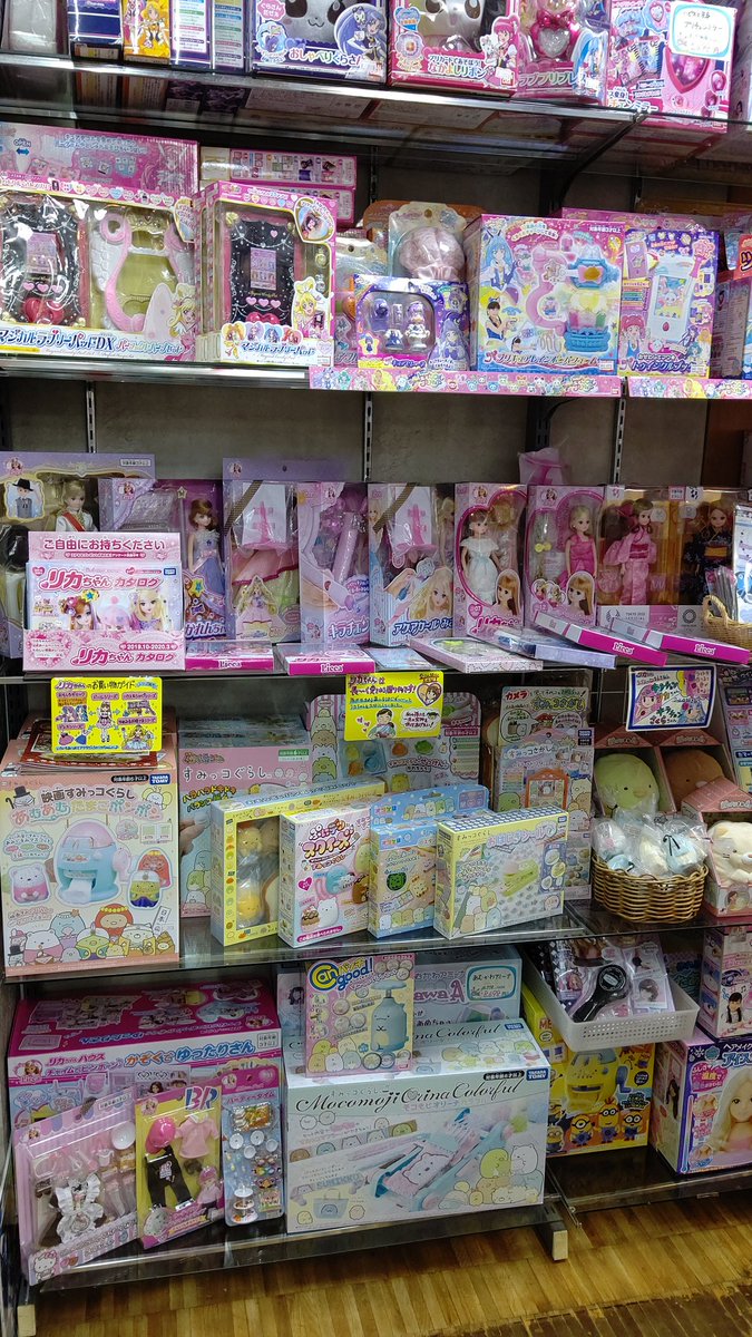 おもちゃ屋さんのねこ おもちゃの平野 女の子 幼児向けのおもちゃの場所を入れ替えしました あれ いつもここにあった商品が無いぞ という時はご遠慮なくスタッフにお尋ねください ﾍﾟｺｯ おもちゃの平野
