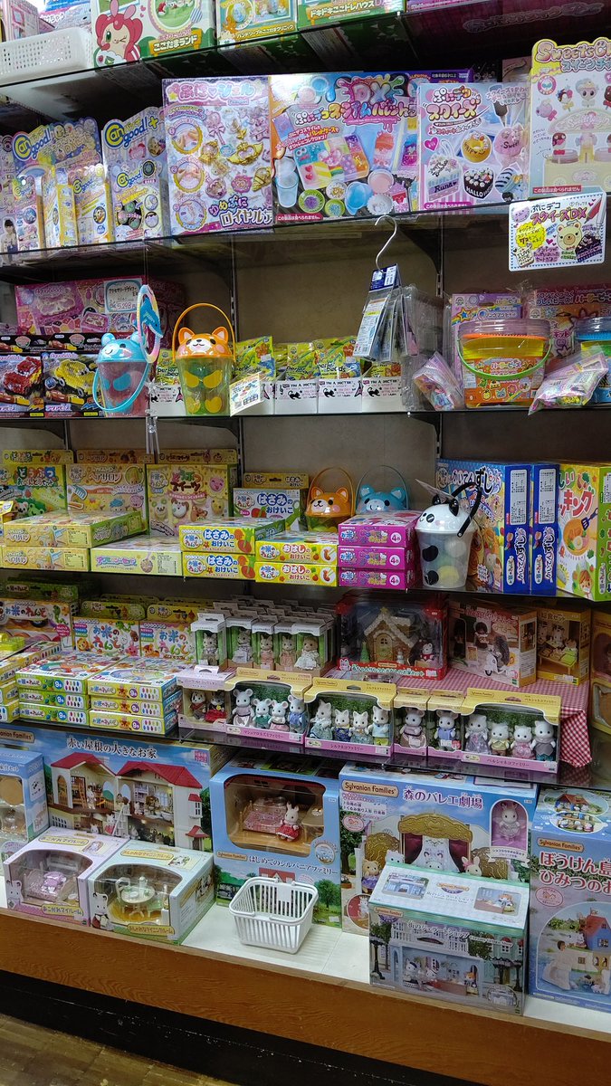 おもちゃ屋さんのねこ おもちゃの平野 女の子 幼児向けのおもちゃの場所を入れ替えしました あれ いつもここにあった商品が無いぞ という時はご遠慮なくスタッフにお尋ねください ﾍﾟｺｯ おもちゃの平野