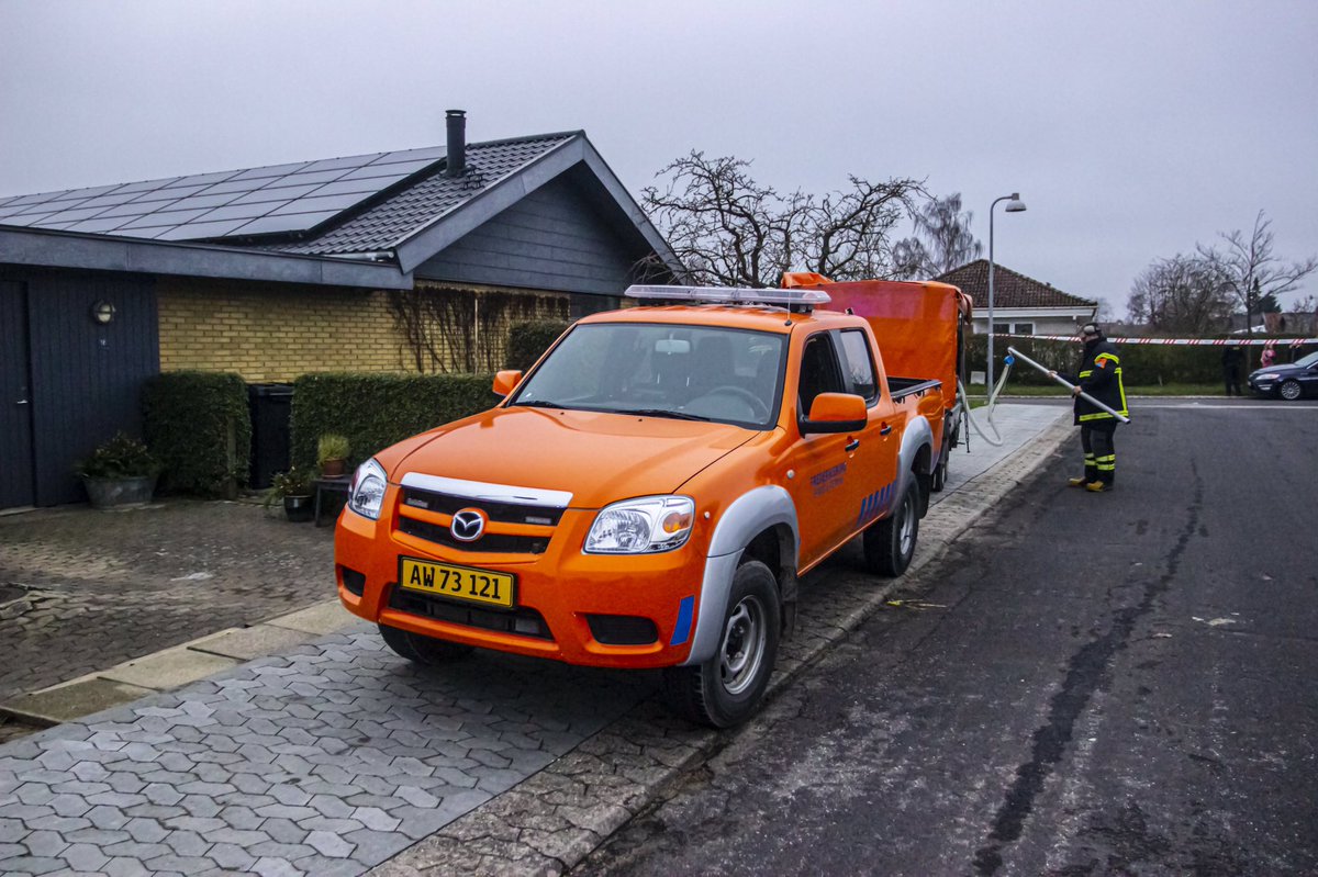 112Furesoe's tweet photo. Vi var tilstede da der var brand i villa ved Smørum. Vi assisteret med luftkompressor - se flere billeder mv her https://t.co/A9rfaXjEl6 https://t.co/z4851MaP04
