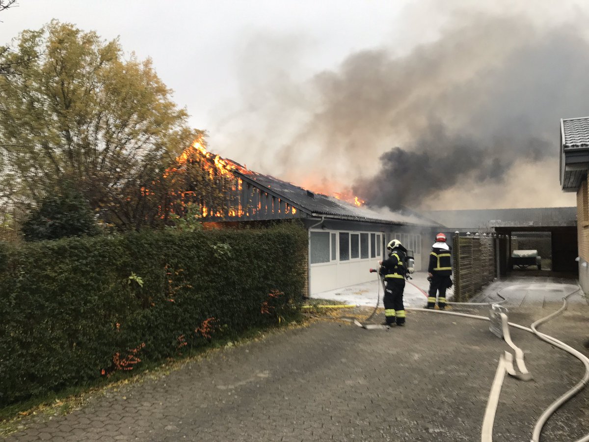 112Furesoe's tweet photo. Vi var tilstede da der var brand i villa ved Smørum. Vi assisteret med luftkompressor - se flere billeder mv her https://t.co/A9rfaXjEl6 https://t.co/z4851MaP04