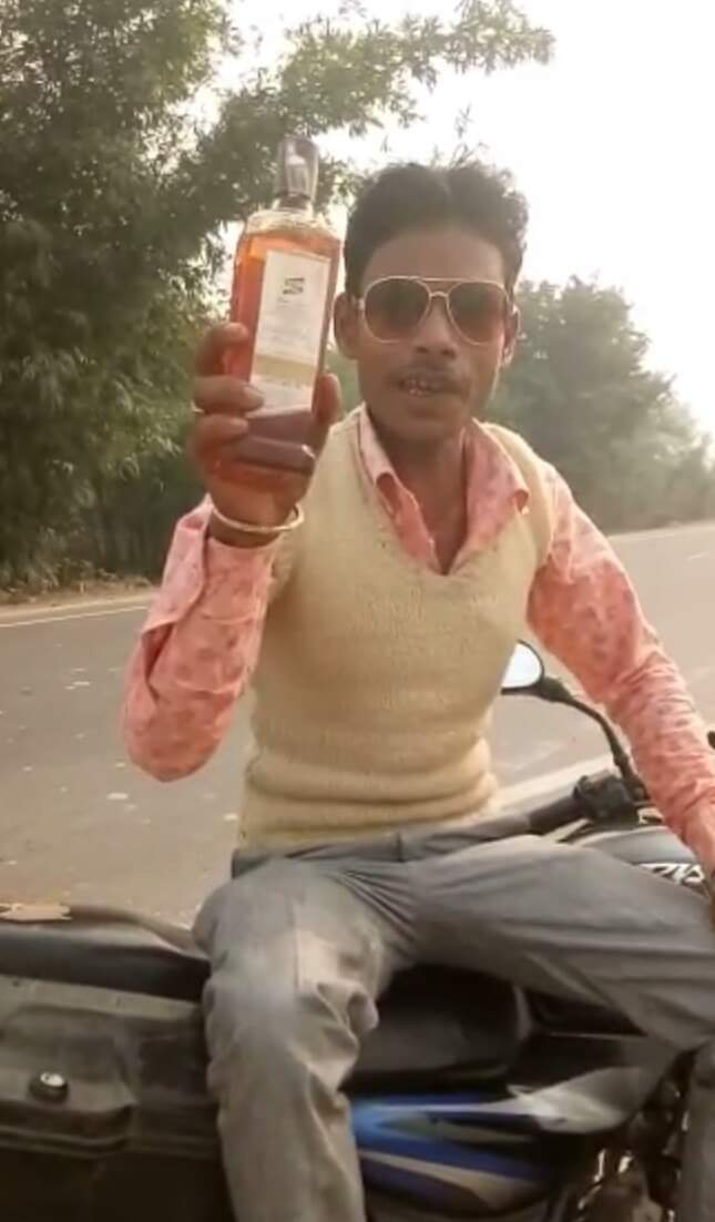 sitamarhimedia's tweet photo. कौन कहता है बिहार में शराब बंदी हैं। शराब बंदी की पोल खोलती यह रिपोर्ट देखिए @NitishKumar @IPSGupteshwar
@animeshamrit @Dikshapandey22
@diksha_www @Bhart_09 @DevelopingBihar #शराबबंदी
https://t.co/jydcqKcNy7 https://t.co/gxfSQ1MkW1