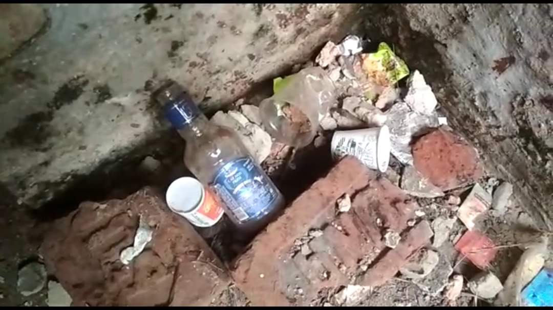 sitamarhimedia's tweet photo. कौन कहता है बिहार में शराब बंदी हैं। शराब बंदी की पोल खोलती यह रिपोर्ट देखिए @NitishKumar @IPSGupteshwar
@animeshamrit @Dikshapandey22
@diksha_www @Bhart_09 @DevelopingBihar #शराबबंदी
https://t.co/jydcqKcNy7 https://t.co/gxfSQ1MkW1