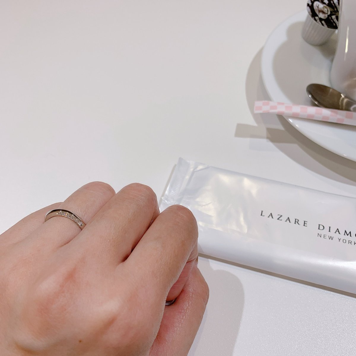 Mayo Kakizaki 結局全然指輪出てこないから 取り急ぎ結婚指輪だけ買い直しました 紛失であれば全く同じ品番 刻印のものを オフで購入出来るとのこと いつでもクリーニング無料だし 良いお店で買っておいてよかった ラザールダイヤモンド