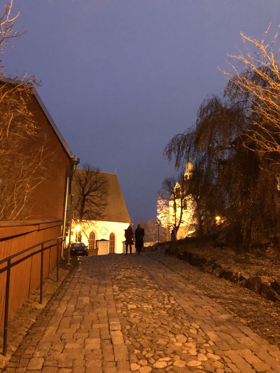 Kiitollisuus synnyttää kyvyn olla läsnä tässä hetkessä. Ja tässä hetkessä kaikki on hyvin, vaikka olisikin vaikeuksia ja vastoinkäymisiä. Kaikki on hyvin koska kaikki on hyvin.