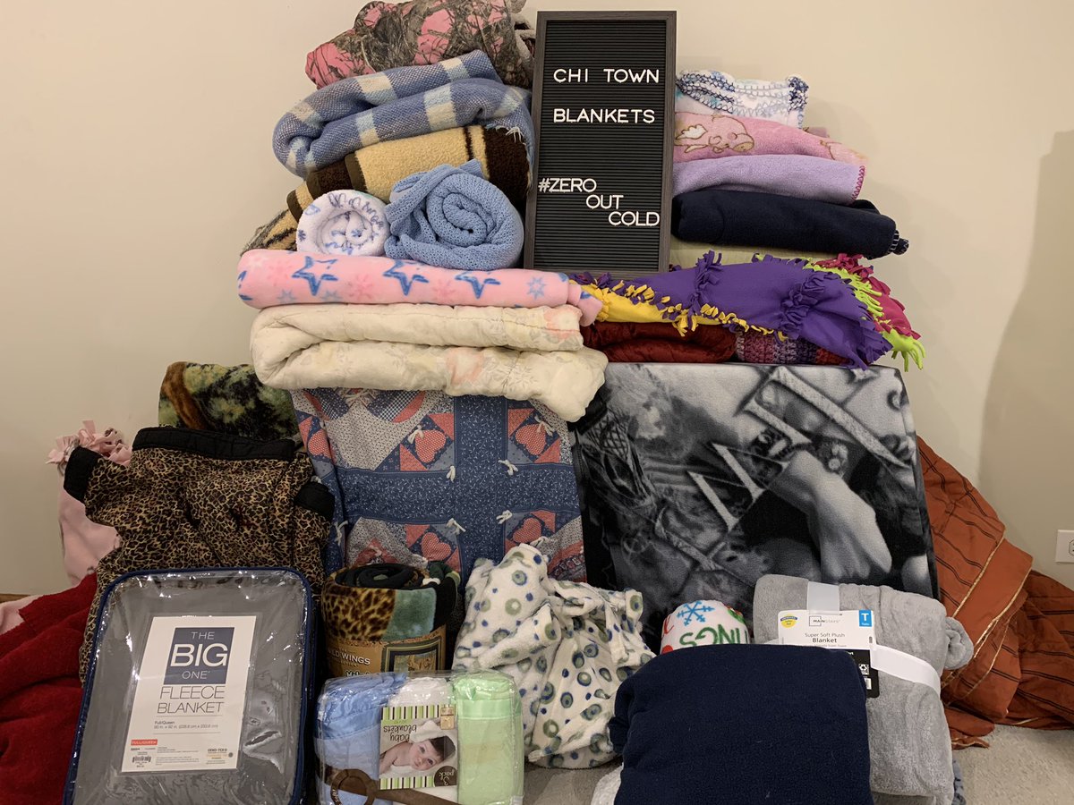 ChiTownBlankets's tweet photo. Thank you @AZPuiu for making the trip to Chicago. Their blanket drive is half way over and they have already collected 34 blankets! 9 more blankets donated tonight bringing our total to 62 #ZeroOutCold https://t.co/fjEgUV0Ynm