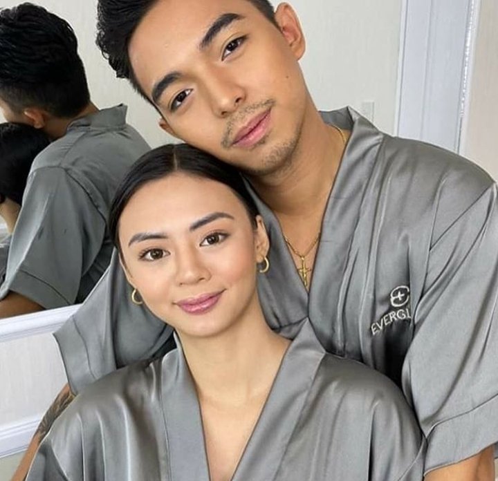 AllaineGanzan's tweet photo. Magkapatid talaga walang duda , eh ung mga gf magkapatid din ba ?? Ngumiti lang si mareng camille nang labas ipin may pagkakahawig din talaga e #napansinkolang pwweede ..  love this two couple verymuch. #jamillph @camilltrinidad @JayzamLloyd @francchezka @katcorpuz https://t.co/4MXzf7jVMQ