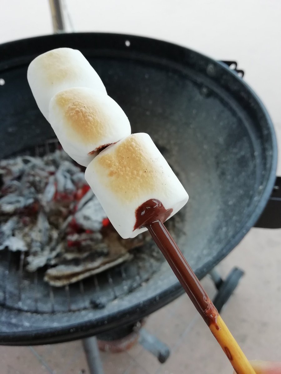 ポッキーにさして焼きマシュマロ という天才的アイデアが発見される コツは初めに少し溶かすこと 全部たべれてすごい Togetter