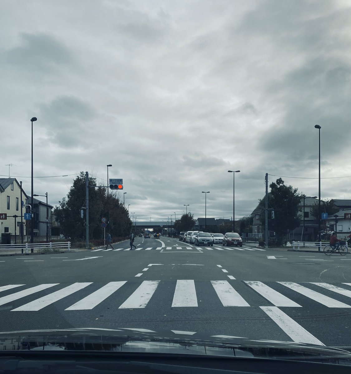 新武蔵境通りの交差点には右折信号がない。停止線を越えた右折レーンで対向車が途切れるのを待っていると大抵赤信号になってしまいます。停止線を越えていれば赤信号になってもそのまま進めばよいわけですが、右折専用の矢印信号があるといいなといつも思うのです。